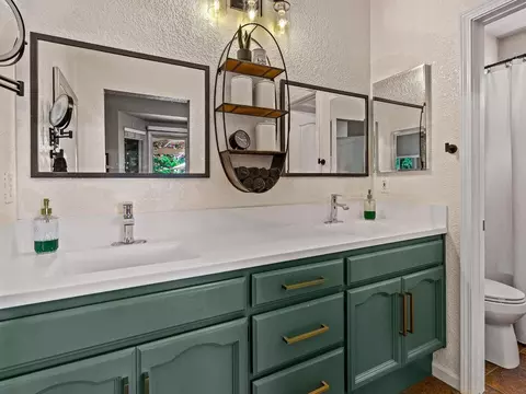 Bath - 417 Weider Ct, Folsom, CA 95630 photo 1 of 2