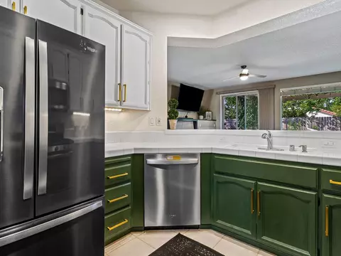 Kitchen - 417 Weider Ct, Folsom, CA 95630 photo 4 of 4