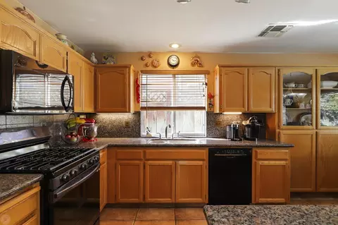 Kitchen - 2161 David Ernest Ct, Tracy, CA 95377 photo 4 of 5