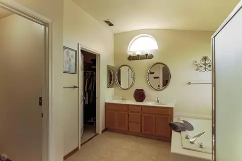 Bath - 2161 David Ernest Ct, Tracy, CA 95377 photo 3 of 5