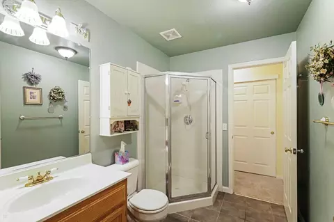 Bath - 2161 David Ernest Ct, Tracy, CA 95377 photo 2 of 5