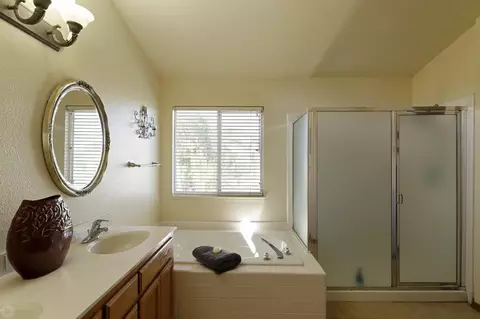 Bath - 2161 David Ernest Ct, Tracy, CA 95377 photo 4 of 5