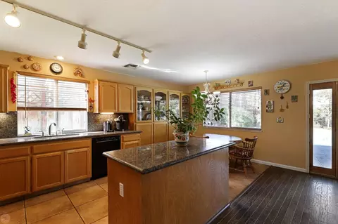 Kitchen - 2161 David Ernest Ct, Tracy, CA 95377 photo 2 of 5