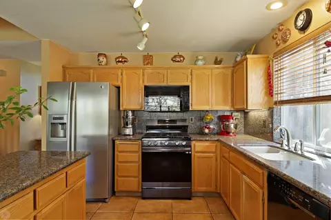 Kitchen - 2161 David Ernest Ct, Tracy, CA 95377 photo 3 of 5