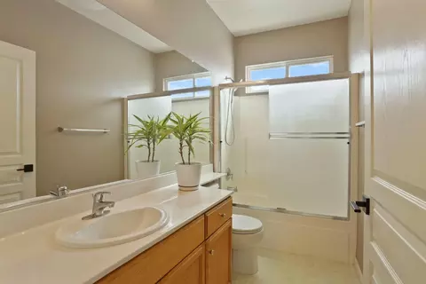 Bath - 423 Perlegos Way, Lodi, CA 95240 photo 4 of 4
