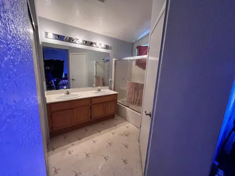 Bath - 3217 Jeanette Ct, Tracy, CA 95376 photo 1 of 2