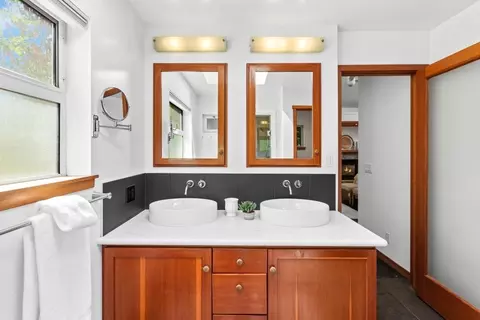 Bath - 2317 Elendil Ln, Davis, CA 95616 photo 7 of 8