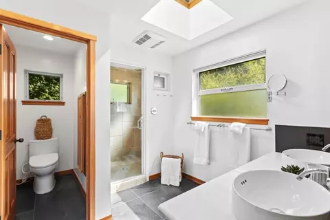 Bath - 2317 Elendil Ln, Davis, CA 95616 photo 5 of 8
