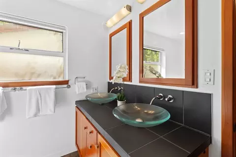 Bath - 2317 Elendil Ln, Davis, CA 95616 photo 2 of 8