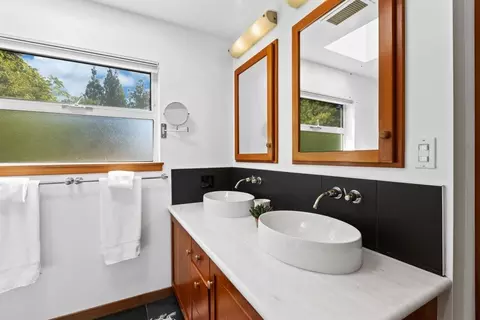 Bath - 2317 Elendil Ln, Davis, CA 95616 photo 6 of 8