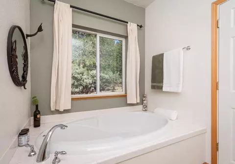 Bath - 6298 Pine Needle Ln, Placerville, CA 95667 photo 3 of 5