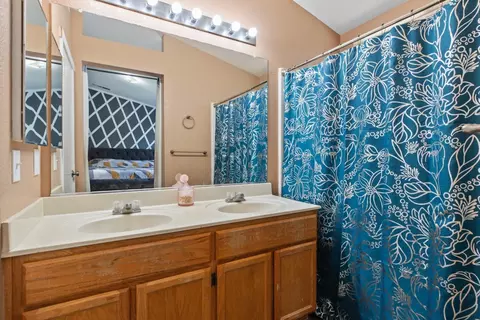 Bath - 1126 Moonlight Dr, Ceres, CA 95307 photo 2 of 2