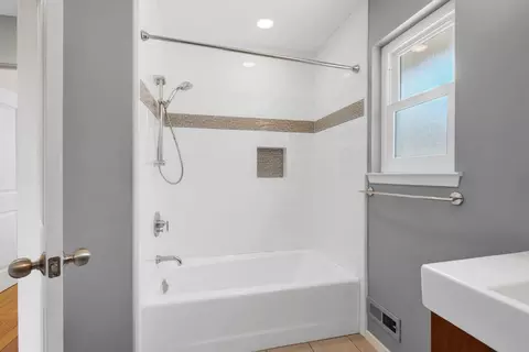 Bath - 1114 Redwood Ln, Davis, CA 95616 photo 2 of 3