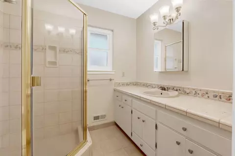 Bath - 1114 Redwood Ln, Davis, CA 95616 photo 1 of 3