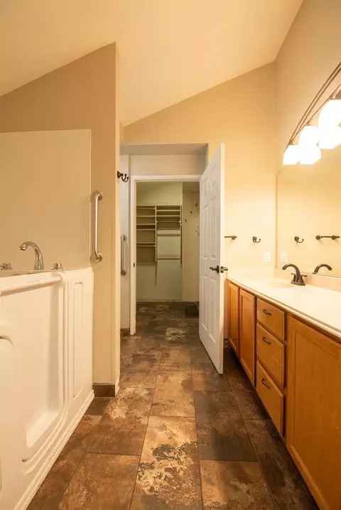 Bath - 2152 Cobblestone Mnr, Modesto, CA 95355 photo 3 of 3