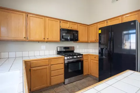 Kitchen - 2152 Cobblestone Mnr, Modesto, CA 95355 photo 4 of 5