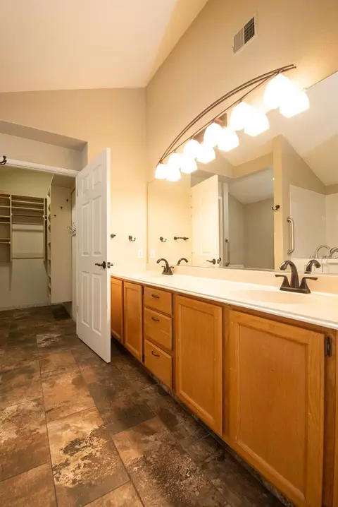 Bath - 2152 Cobblestone Mnr, Modesto, CA 95355 photo 2 of 3