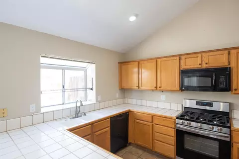 Kitchen - 2152 Cobblestone Mnr, Modesto, CA 95355 photo 5 of 5