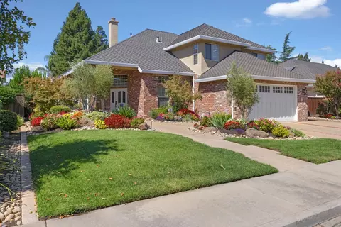 935 Interlaken Dr, Lodi, CA 95242 photo 2