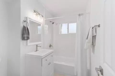 Bath - 903 Gregory Pl, Davis, CA 95616 photo 3 of 3