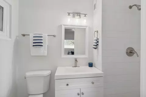 Bath - 903 Gregory Pl, Davis, CA 95616 photo 1 of 3