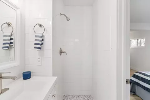 Bath - 903 Gregory Pl, Davis, CA 95616 photo 2 of 3