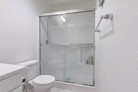 Bath - 21208 Grapevine Dr, Patterson, CA 95363 photo 6 of 13