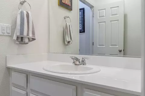 Bath - 21208 Grapevine Dr, Patterson, CA 95363 photo 2 of 13