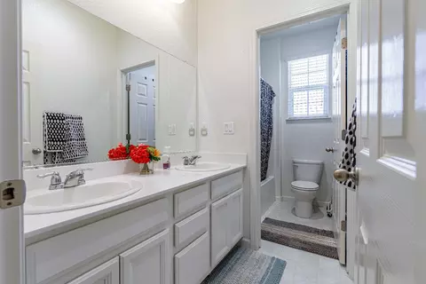 Bath - 21208 Grapevine Dr, Patterson, CA 95363 photo 7 of 13