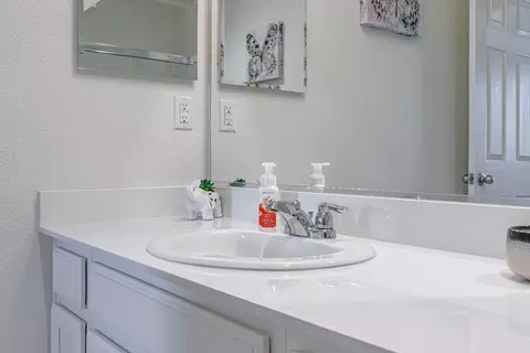 Bath - 21208 Grapevine Dr, Patterson, CA 95363 photo 5 of 13