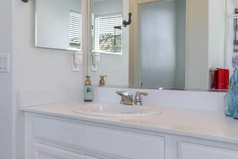Bath - 21208 Grapevine Dr, Patterson, CA 95363 photo 10 of 13