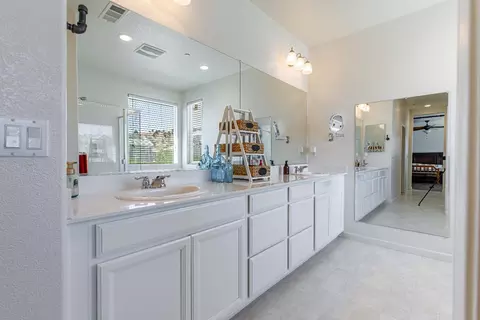 Bath - 21208 Grapevine Dr, Patterson, CA 95363 photo 9 of 13