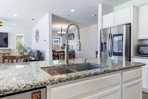 Kitchen - 21208 Grapevine Dr, Patterson, CA 95363 photo 4 of 4