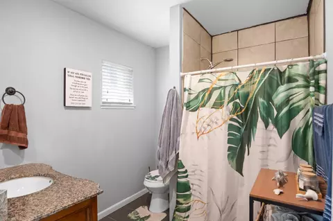 Bath - 730 Laurel Ave, Gustine, CA 95322 photo 2 of 2