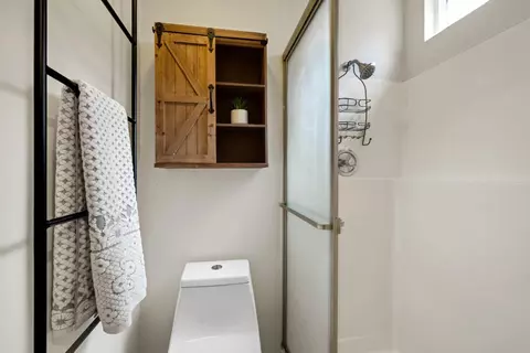 Bath - 775 Washington Irving Dr, Colfax, CA 95713 photo 2 of 3