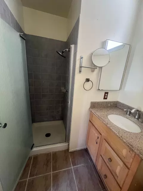 Bath - 1817 Glouster Way, Modesto, CA 95350 photo 2 of 3