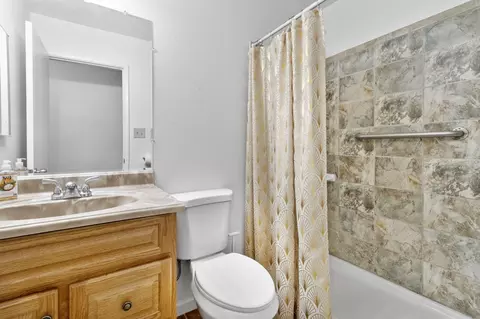 Bath - 1024 Petaluma Dr, Modesto, CA 95351 photo 1 of 2