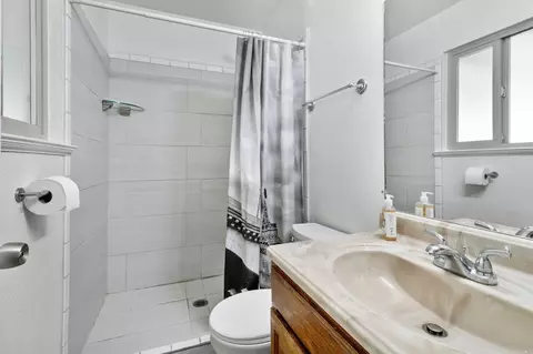 Bath - 1024 Petaluma Dr, Modesto, CA 95351 photo 2 of 2