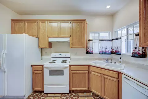 Kitchen - 685 Gateway Dr, Merced, CA 95340 photo 4 of 5
