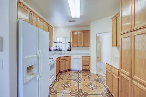 Kitchen - 685 Gateway Dr, Merced, CA 95340 photo 1 of 5