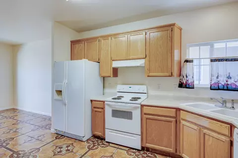 Kitchen - 685 Gateway Dr, Merced, CA 95340 photo 3 of 5