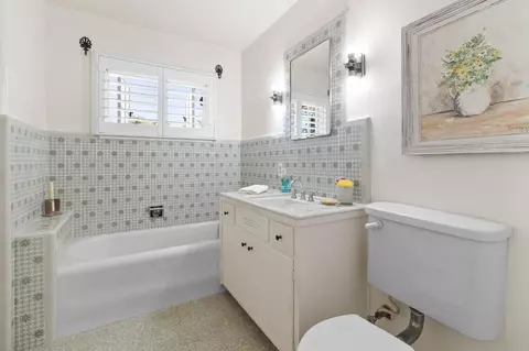 Bath - 490 West Ave, Gustine, CA 95322 photo 1 of 3