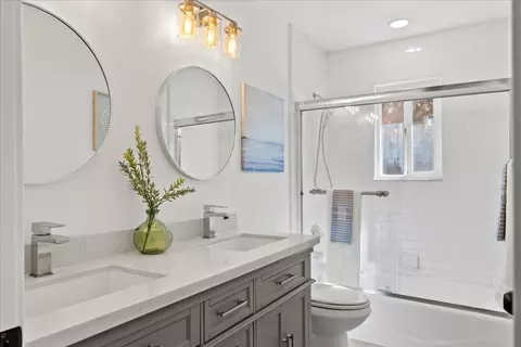 Bath - 4960 Heatherdale Ln, Carmichael, CA 95608 photo 2 of 2