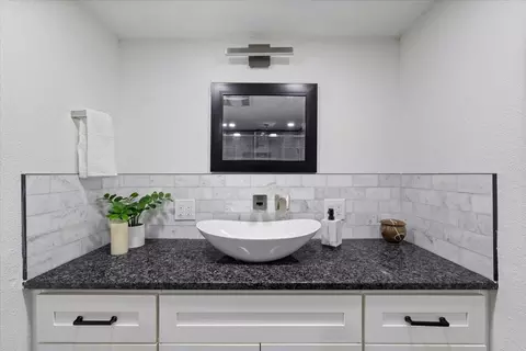 Bath - 2526 Gunn Rd, Carmichael, CA 95608 photo 2 of 6