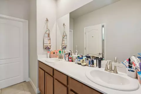 Bath - 1704 Vine St, Davis, CA 95616 photo 3 of 4