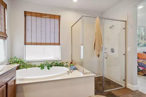 Bath - 1704 Vine St, Davis, CA 95616 photo 2 of 4