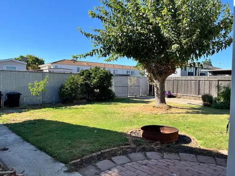 Exterior - 859 E St, Oakdale, CA 95361 photo 4 of 6
