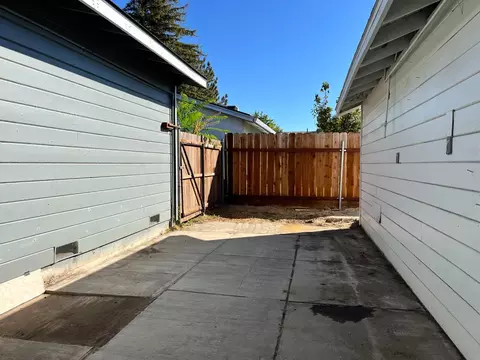 Exterior - 859 E St, Oakdale, CA 95361 photo 6 of 6