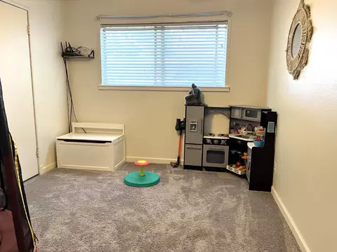 Bedroom - 859 E St, Oakdale, CA 95361 photo 2 of 3