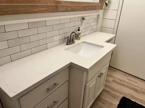 Bath - 859 E St, Oakdale, CA 95361 photo 2 of 4